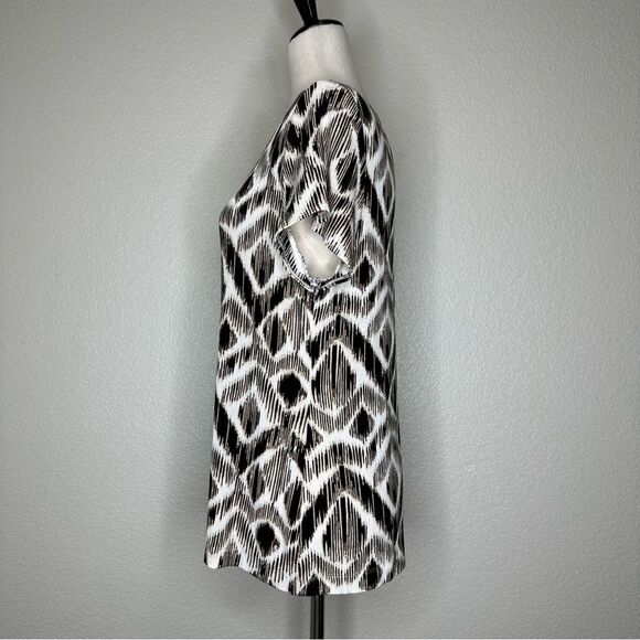 Chico’s Travelers Geometric Metallic Print Scoop Neck Short Sleeves Top - Picture 6 of 13